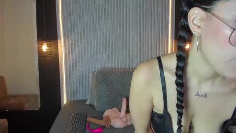 Aura online show from 10, 10, 2025