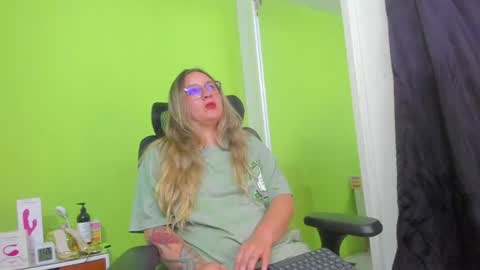 Snapshot of auradivina2 chatting on 5, 7, 2026 Aura Divina online show from 5, 7, 2026