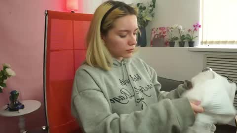 aurorawrenfield online show from 25, 4, 2026