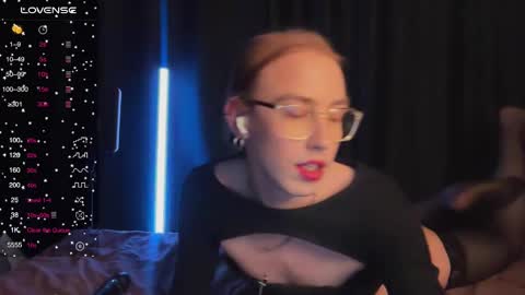 avril_pearly_ online show from 6, 3, 2025