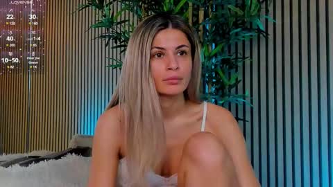 AVRILL CYRUX online show from 1, 3, 2025