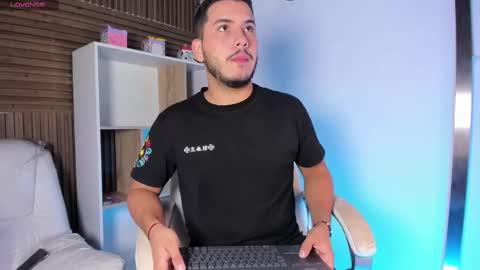Snapshot of axel_grey_ chatting on 6, 10, 2025 axel_grey_ online show from 6, 10, 2025