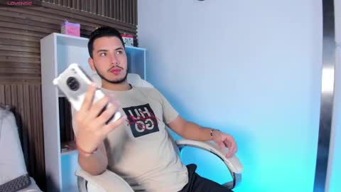 Snapshot of axel_grey_ chatting on 9, 10, 2025 axel_grey_ online show from 9, 10, 2025