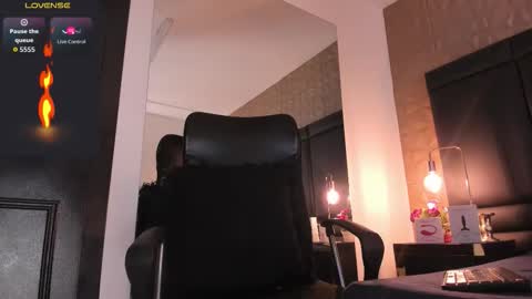 Snapshot of axelthompsom chatting on 3, 10, 2025 Axel Thompsom online show from 3, 10, 2025