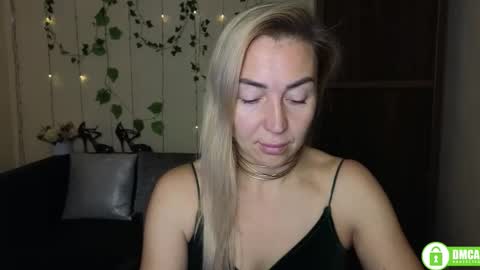 Snapshot of ay_kiss_jully chatting on 4, 11, 2025 Jully online show from 4, 11, 2025