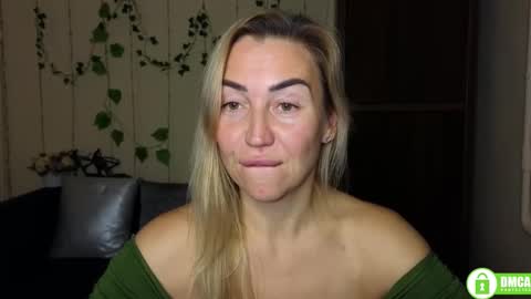 Snapshot of ay_kiss_jully chatting on 11, 11, 2025 Jully online show from 11, 11, 2025