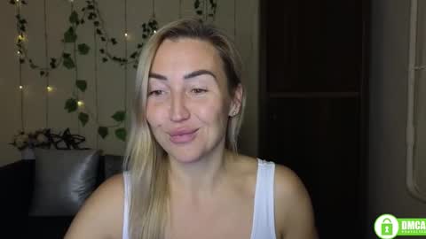 Snapshot of ay_kiss_jully chatting on 12, 11, 2025 Jully online show from 12, 11, 2025