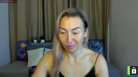 Snapshot of ay_kiss_jully chatting on 25, 11, 2025 Jully online show from 25, 11, 2025