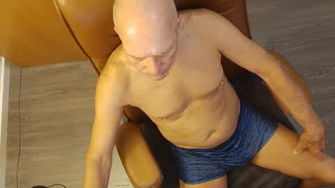 Snapshot of azmichael5 chatting on 20, 5, 2026 Mike online show from 20, 5, 2026