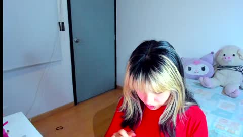 Azu Moure online show from 4, 12, 2024