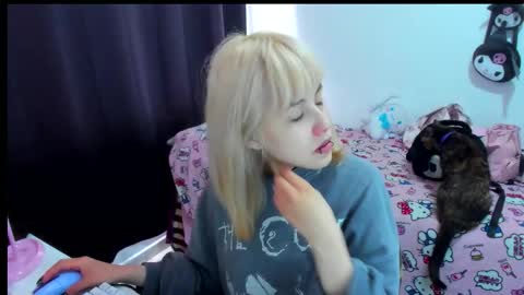 Azu Moure online show from 14, 12, 2025