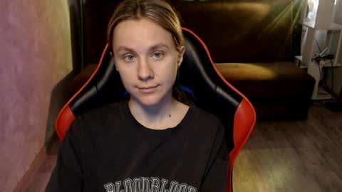 baby_kitte online show from 7, 4, 2026