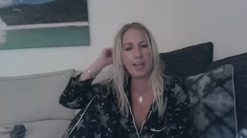 Snapshot of beach_bunny69 chatting on 4, 12, 2024 Emma online show from 4, 12, 2024