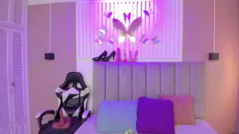 Snapshot of beauty_milf4 chatting on 24, 2, 2026 Chantall online show from 24, 2, 2026