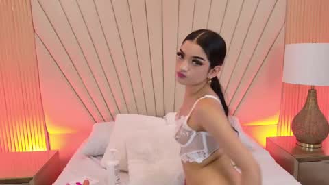 Snapshot of becky_gb chatting on 18, 9, 2025 Laura Tobon online show from 18, 9, 2025