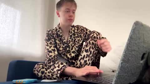 Snapshot of beeb0y chatting on 15, 9, 2025 beeb0y online show from 15, 9, 2025