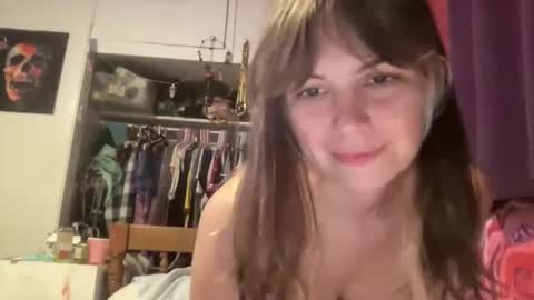 Snapshot of beebeebuzzzzzz chatting on 4, 3, 2026 beebeebuzzzzzz online show from 4, 3, 2026