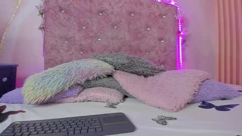 Snapshot of bella__sweets chatting on 22, 12, 2025 Melanie online show from 22, 12, 2025
