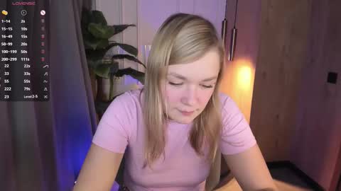 Snapshot of bella_cosmos chatting on 23, 9, 2025 Bella online show from 23, 9, 2025