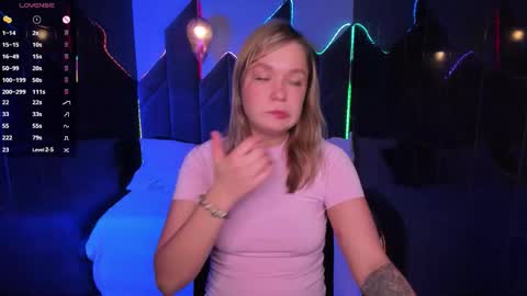 Snapshot of bella_cosmos chatting on 17, 10, 2025 Bella online show from 17, 10, 2025