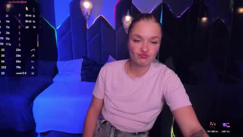 Snapshot of bella_cosmos chatting on 31, 10, 2025 Bella online show from 31, 10, 2025