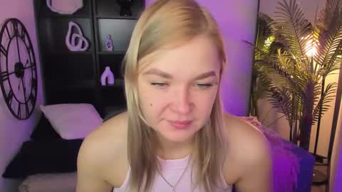 Snapshot of bella_cosmos chatting on 30, 11, 2025 Bella online show from 30, 11, 2025