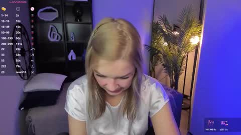 Snapshot of bella_cosmos chatting on 5, 12, 2025 Bella online show from 5, 12, 2025