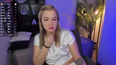 Snapshot of bella_cosmos chatting on 5, 12, 2025 Bella online show from 5, 12, 2025