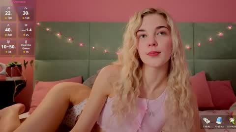 Snapshot of bella_stewarttt chatting on 8, 5, 2026 Bella NEW ROOM online show from 8, 5, 2026