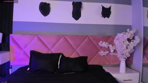 Snapshot of bella_williiams_ chatting on 9, 11, 2025 Bella online show from 9, 11, 2025