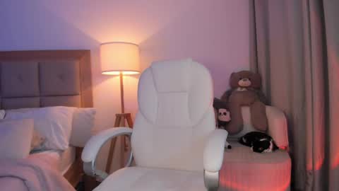 Snapshot of bellamia_ chatting on 4, 10, 2025 Bella Mia online show from 4, 10, 2025