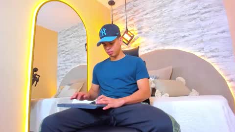 Snapshot of benjamin_more chatting on 19, 11, 2025 BENJAMIN online show from 19, 11, 2025