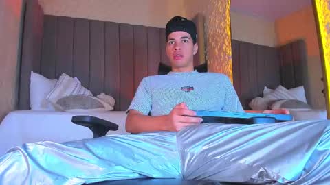 Snapshot of benjamin_more chatting on 27, 11, 2025 BENJAMIN online show from 27, 11, 2025