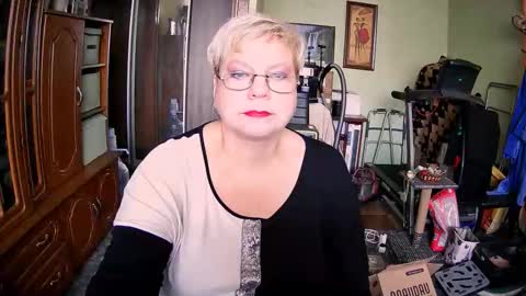 BeverlyQCynia online show from 5, 10, 2025