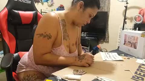 Snapshot of bigolemini chatting on 4, 2, 2025 the Mini mami online show from 4, 2, 2025