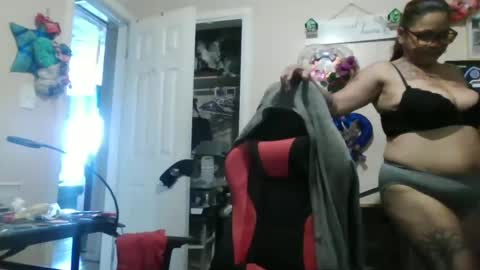 Snapshot of bigolemini chatting on 12, 9, 2025 the Mini mami online show from 12, 9, 2025
