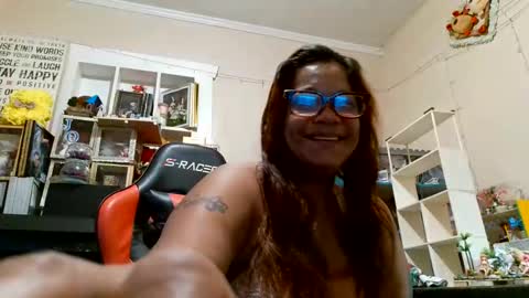 Snapshot of bigolemini chatting on 28, 10, 2025 the Mini mami online show from 28, 10, 2025