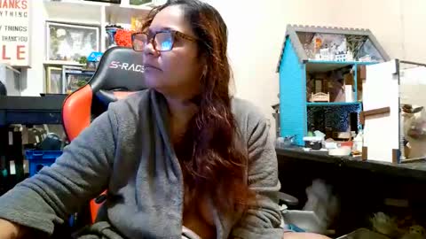 Snapshot of bigolemini chatting on 13, 11, 2025 the Mini mami online show from 13, 11, 2025