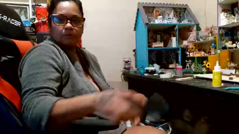 Snapshot of bigolemini chatting on 14, 11, 2025 the Mini mami online show from 14, 11, 2025