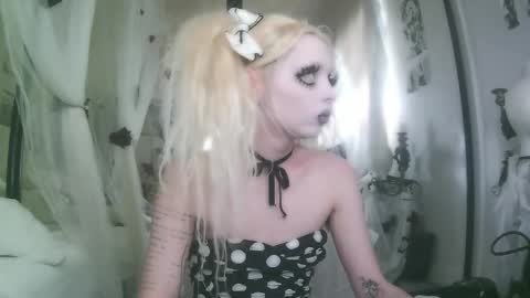 vampire fang  online show from 28, 11, 2025