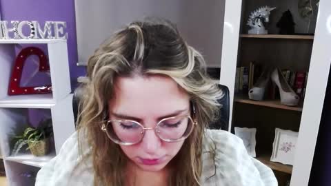 Z O E Y online show from 2, 12, 2025