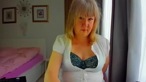 Snapshot of blonde_angel20 chatting on 1, 5, 2026 Nicole online show from 1, 5, 2026