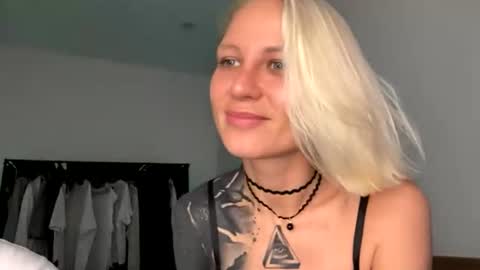 blonde_fuck_couple online show from 15, 6, 2026
