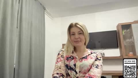 Snapshot of blondie_xoxoxo chatting on 8, 10, 2025 blondie_xoxoxo online show from 8, 10, 2025