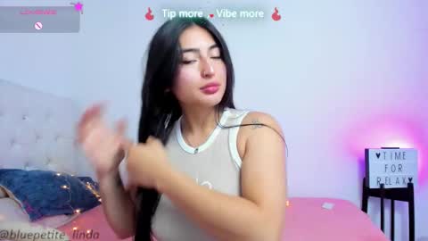 Snapshot of blue_petite chatting on 19, 3, 2026 Linda online show from 19, 3, 2026