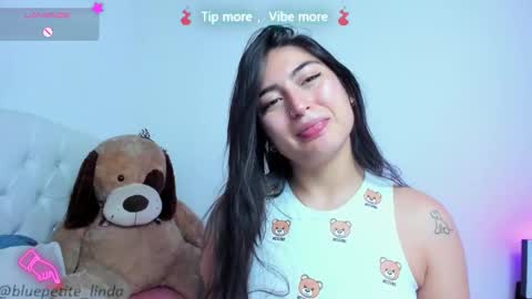 Snapshot of blue_petite chatting on 27, 3, 2026 Linda online show from 27, 3, 2026