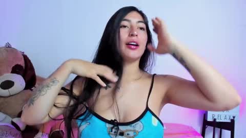 Snapshot of blue_petite chatting on 8, 4, 2026 Linda online show from 8, 4, 2026