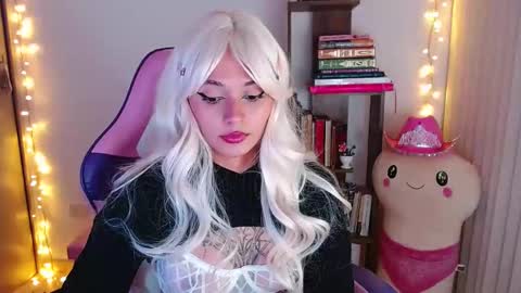 Snapshot of bluee_v chatting on 13, 11, 2025 Im Abril .. Nice to meet you thumb up me please its important INDEPENDENT MODEL online show from 13, 11, 2025