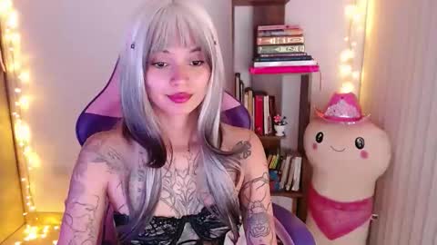 Snapshot of bluee_v chatting on 21, 11, 2025 Im Abril .. Nice to meet you thumb up me please its important INDEPENDENT MODEL online show from 21, 11, 2025