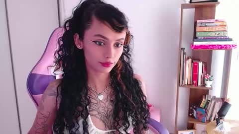 Snapshot of bluee_v chatting on 29, 11, 2025 Im Abril .. Nice to meet you thumb up me please its important INDEPENDENT MODEL online show from 29, 11, 2025